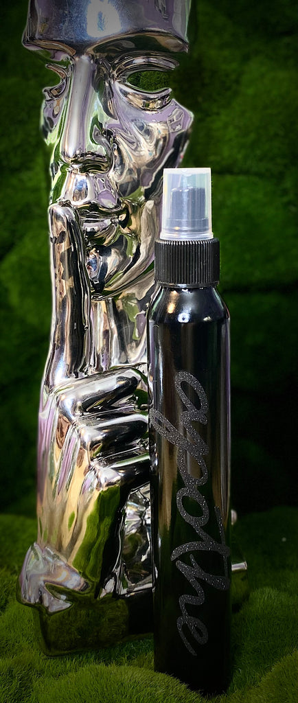 Beautifully sleek 6oz aluminum spray bottle of our signature Zen scent body spray featuring a light, sexy, woodsy base note with the smell of warm, rich, and slightly-sweet amber and natural oils.  Explore our gender neutral signature Apothe scent body spray!
